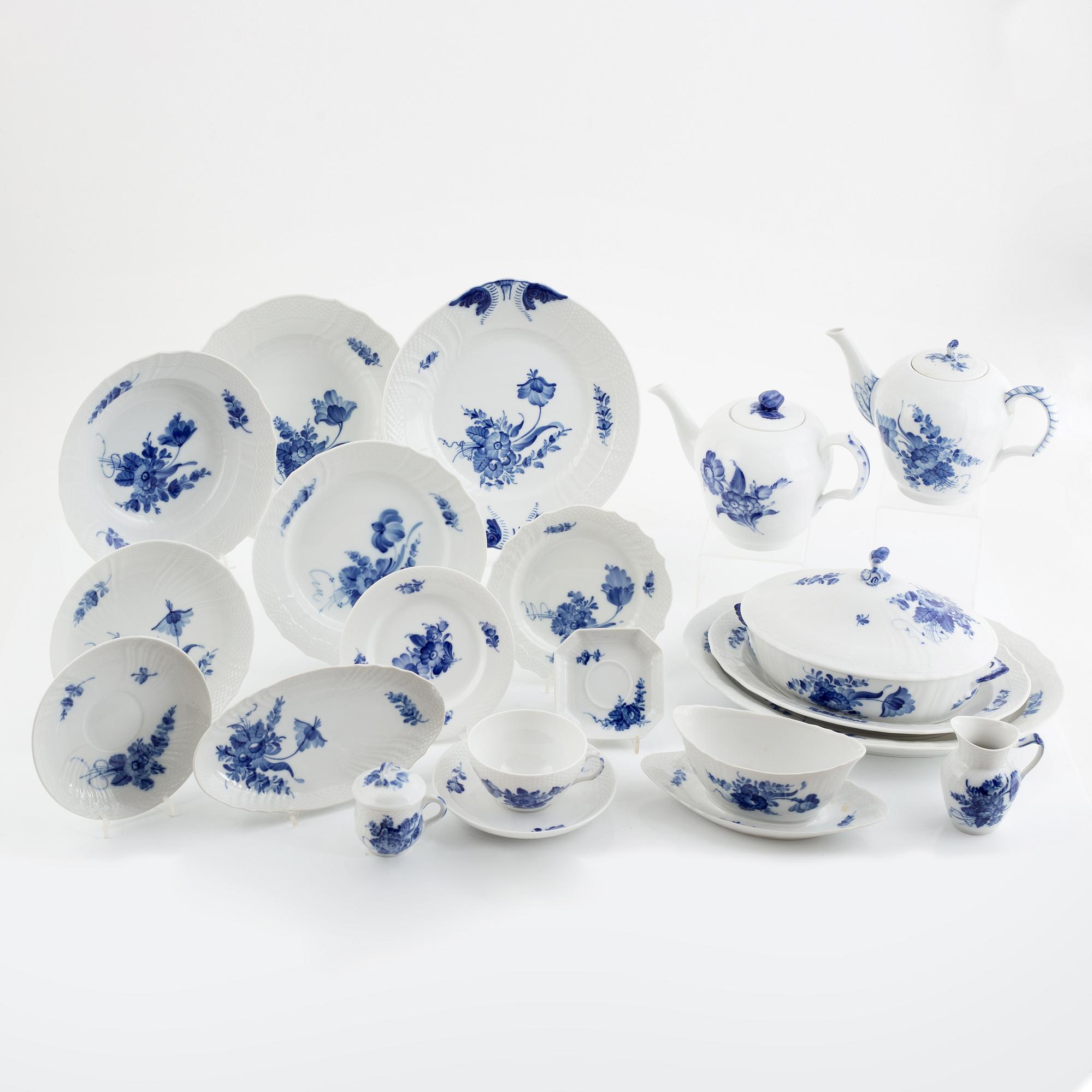 Mat- och teservis, porslin, 77 delar, "Blå blomst", Royal Copenhagen, Danmark.