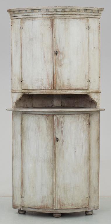 HÖRNSKÅP, gustavianskt provinsarbete, omkring år 1800.