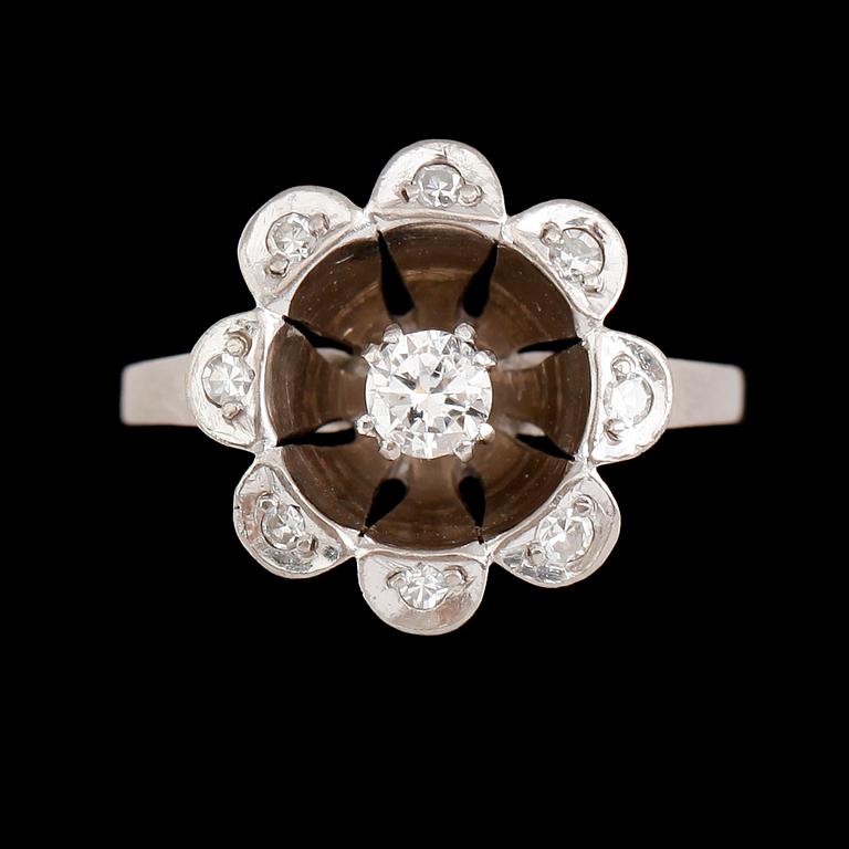 RING, 18 k vitguld, med briljantslipad diamant ca 0.20 ct samt 8 mindre diamanter, Heribert Engelbert. Total vikt ca 9 g.