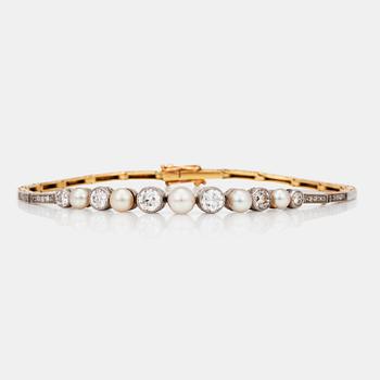 1009. An Edwardian pearl and diamond bracelet.