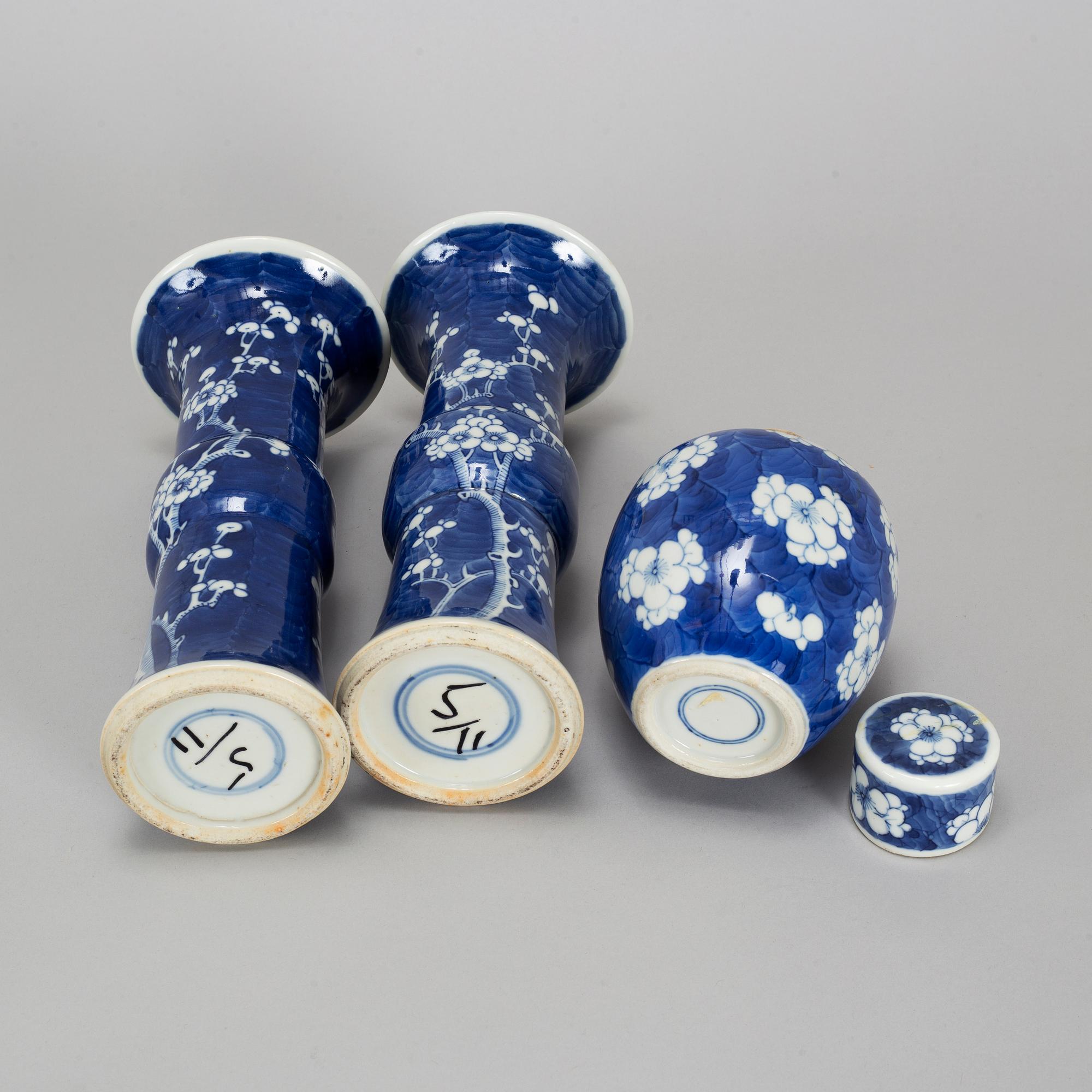 A pair of blue and white beaker vases, and a tea caddy, Qingdynasty.