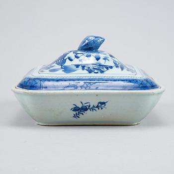 A blue and white vegetable tureen with cover and a butter tureen with cover, Qingdynasty, 19th Century.