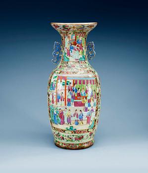 1492. A large famille rose Canton vase, Qing dynasty, 19th Century.