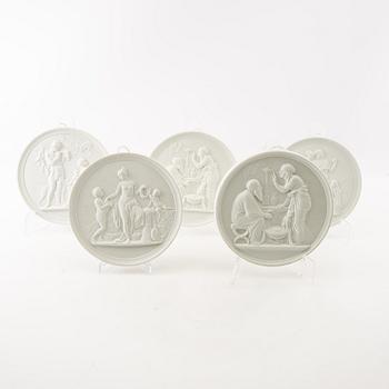 Väggplaketter 5 st Royal Copenhagen 1900-taltets andra hälft biskvi.