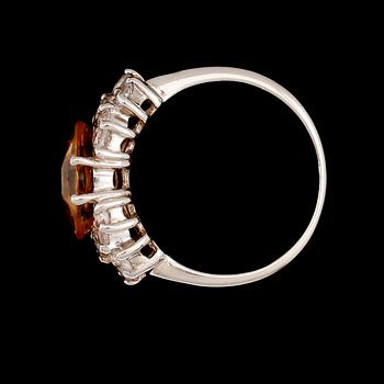 RING, sterlingsilver, citrin ca 4.00 ct, vita topaser tot ca 1.40 ct.