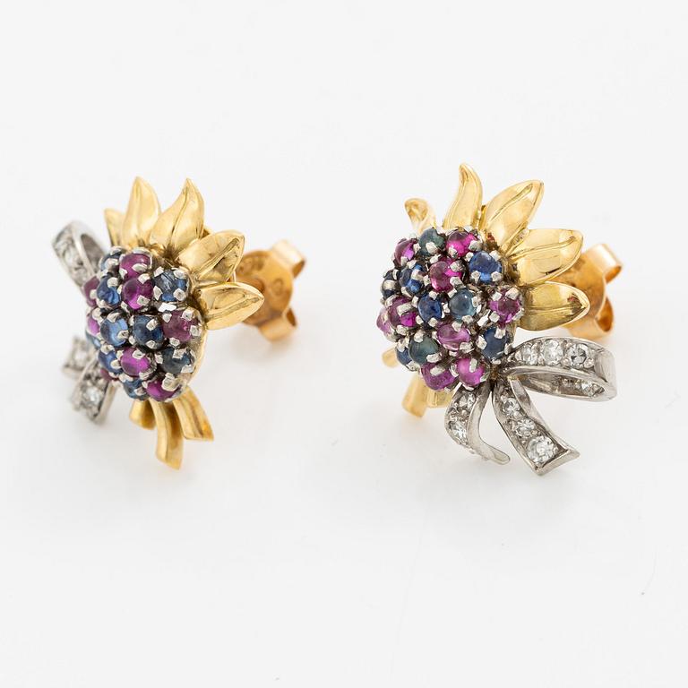 Ett par örhängen 18K guld med åttkantslipade diamanter samt safirer.