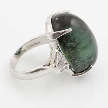 Ring, cocktail ring, 18K white gold with a large cabochon-cut green tourmaline and trapeze-cut diamonds.