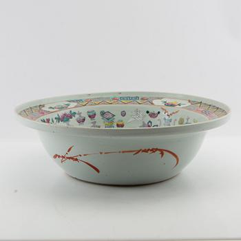 Wash basin China 20th century porcelain.