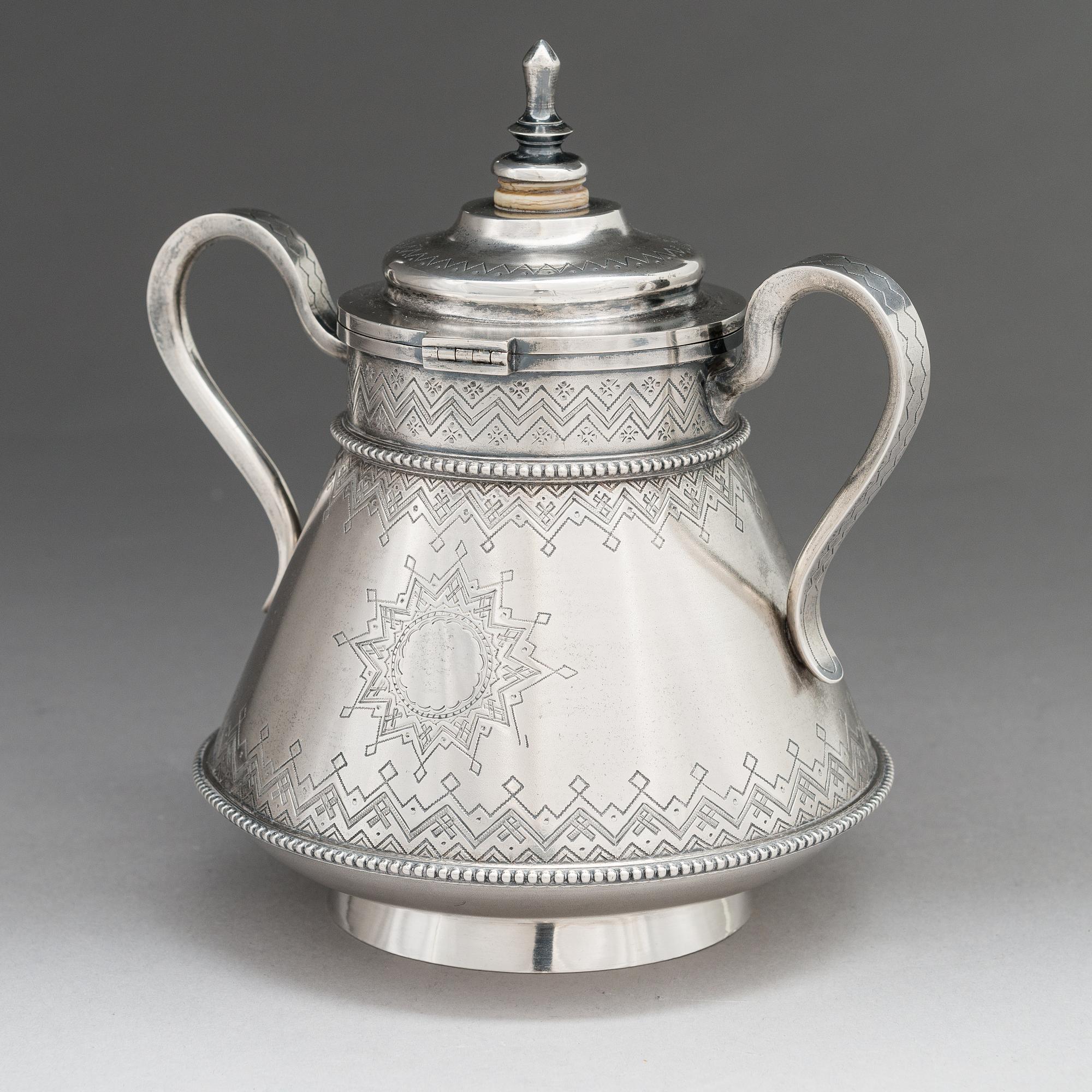 A Russian silver sugar bowl, maker's mark of Stefan Wäkevä, Saint Petersburg 1888.