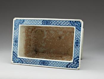 A blue and white jardiniere, Qing dynasty, 18th Century.