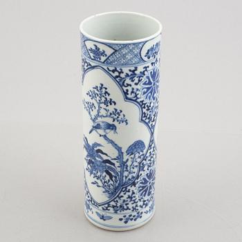 A blue and white porcelain vase, China Qing dynasty, 19th century.