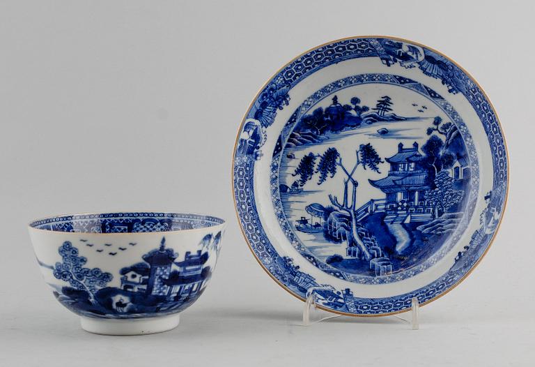 TESKÅL OCH FAT, porslin, Kina, Qianlong, 1700-tal.