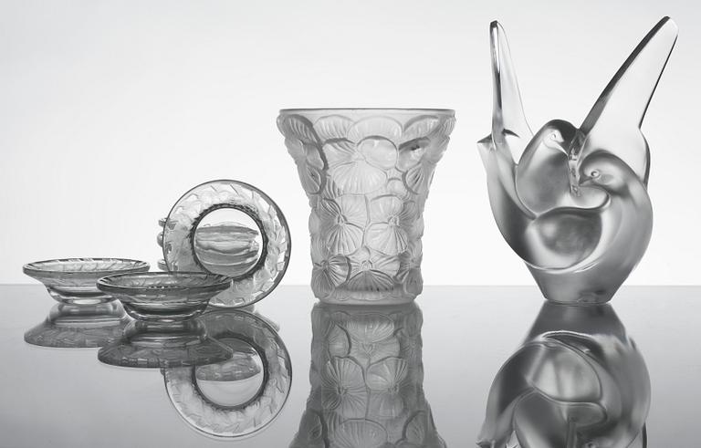 ASKFAT, VAS samt PENNSTÄLL, 8 delar, glas, Lalique, 1900-tal.