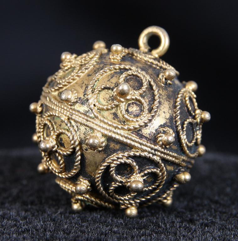 BROSCH, ÖRHÄNGEN, ett par samt HÄNGSMYCKE, silver. L. Bökman, Stockholm, 1880-81. 35 gram.