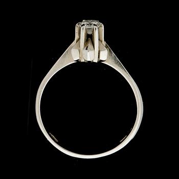 RING, enstensring, 18k vitguld med briljantslipad diamant ca 0,24 ct. Vikt 3,4 g.