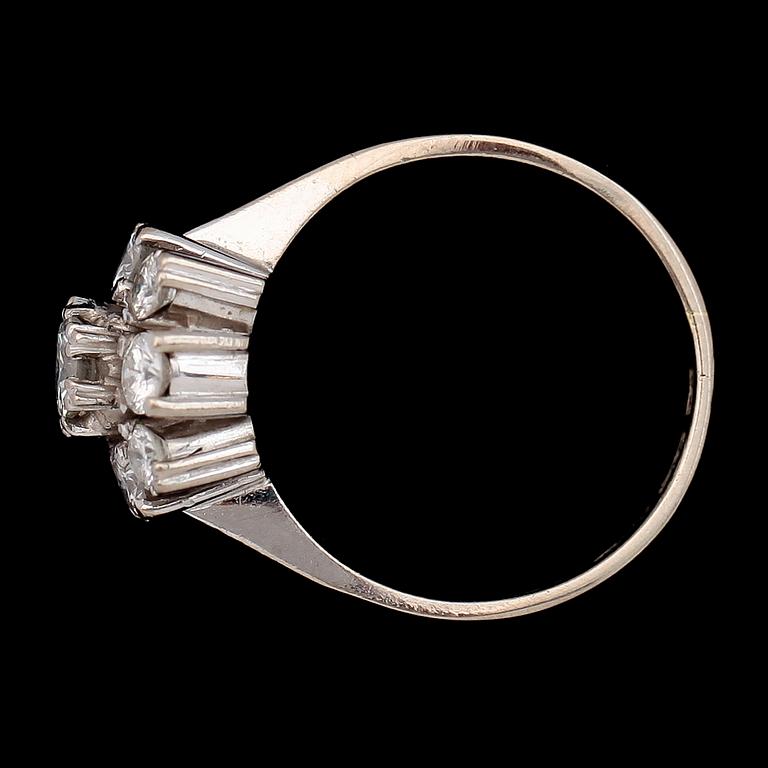 RING, 18K vitguld, briljantslipade diamanter tot ca 1.86 ct, svenska stämplar Alton 1949.