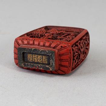A Chinese red lacquered snuff bottle, 20th century.