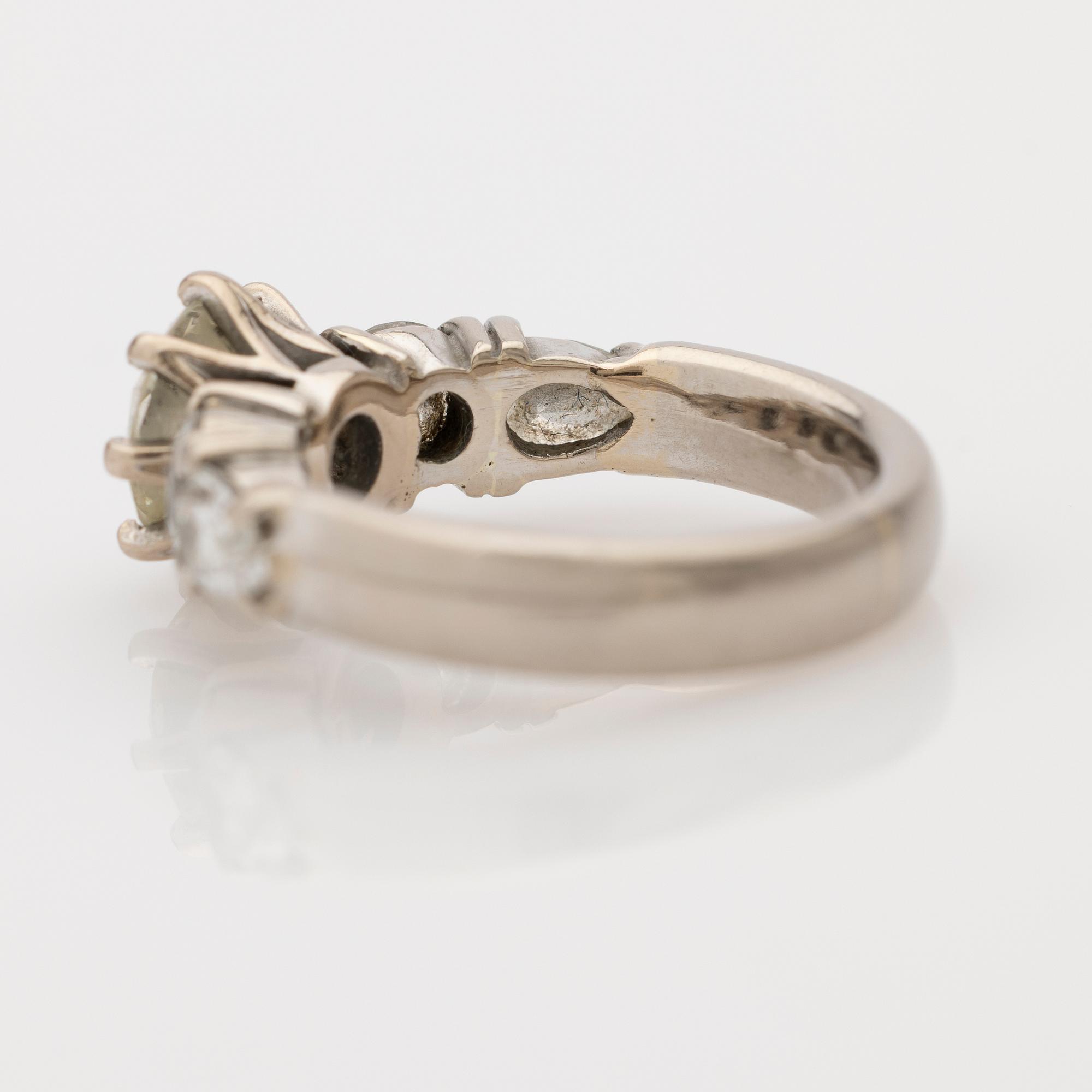 Ring, 18k guld med 5 diamanter.