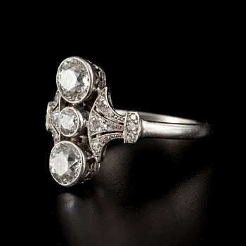 RING, antikslipade diamanter ca 1.5 ct. TW/SI-P. Platina. Vikt 4,17 g.