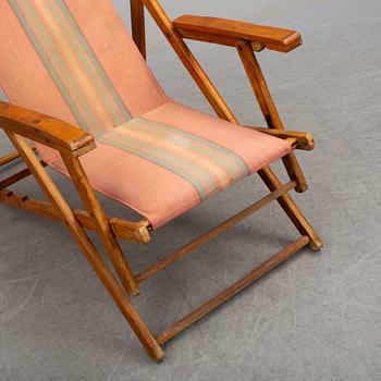 A pair of second half of the 20th century beachchairs.