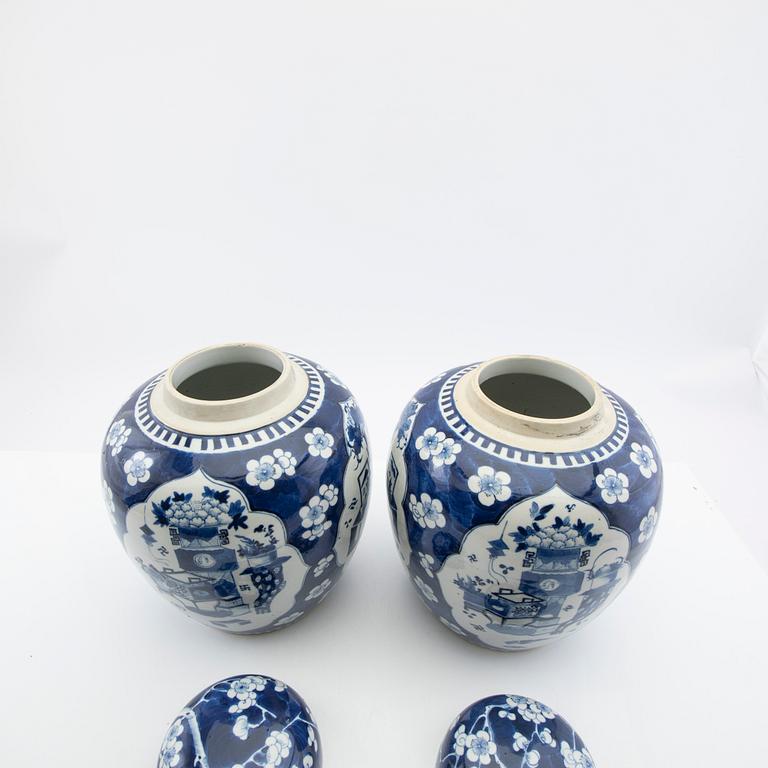 Lock urns, a pair, Kangxi style, 19th century.