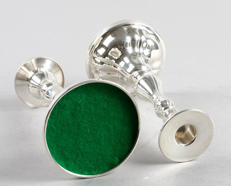 LJUSSTAKAR, ett par. Silver, rokokostil. Linköping 1989.