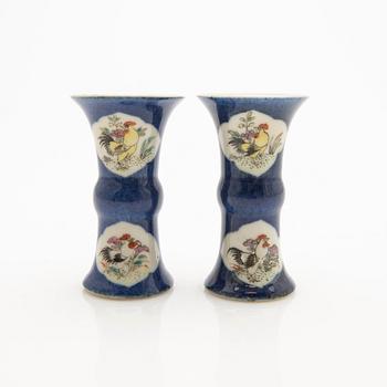 A lot comprising 3 pieces of porcelain, China, Qing dynasty, late 19th/20th century.