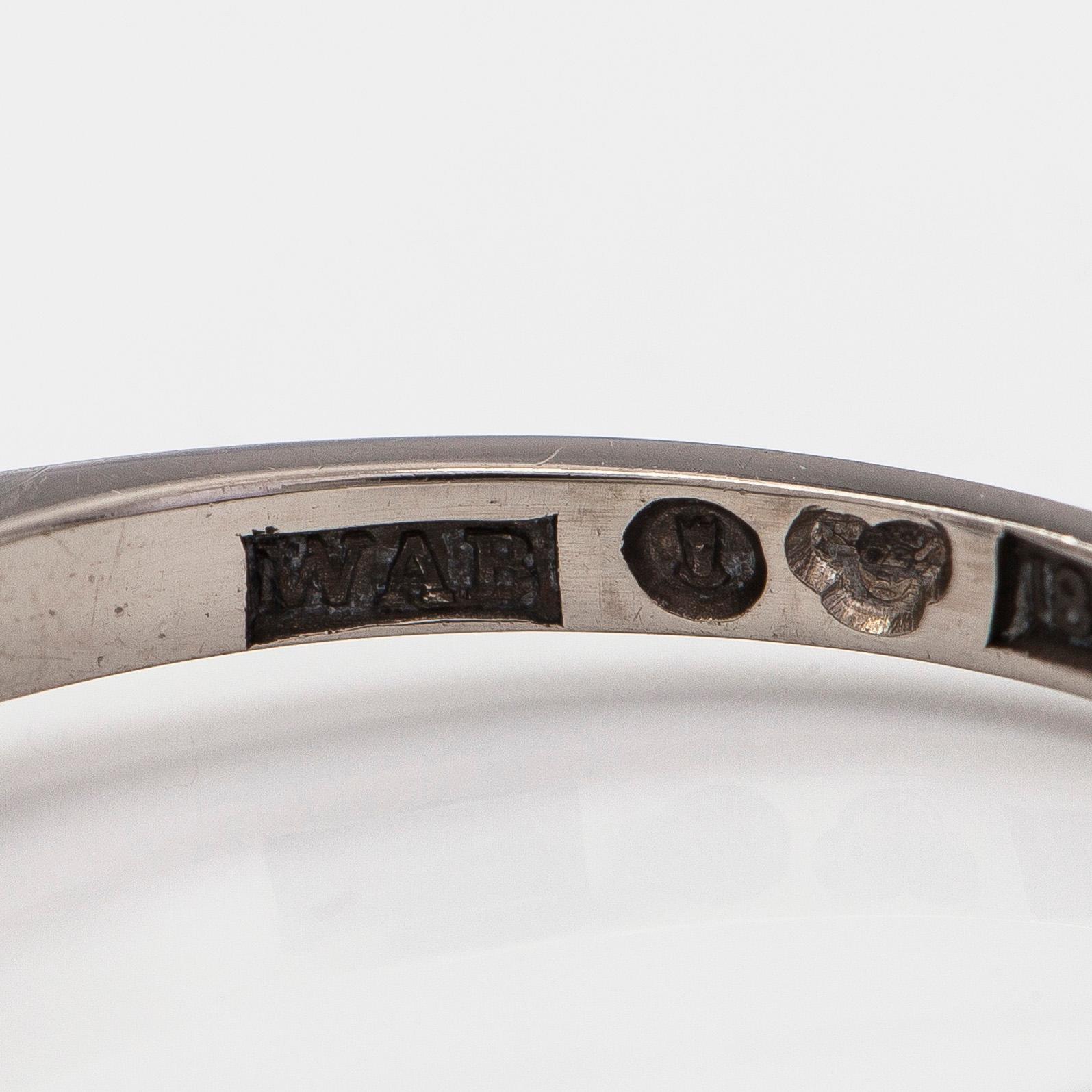 W.A. Bolin, sormus, 18K valkokultaa ja briljanttihiottu timantti.