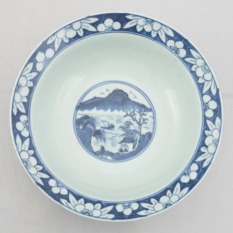 A blue and white porcelain vase and a pair of bowls, China, 19th-20th century.