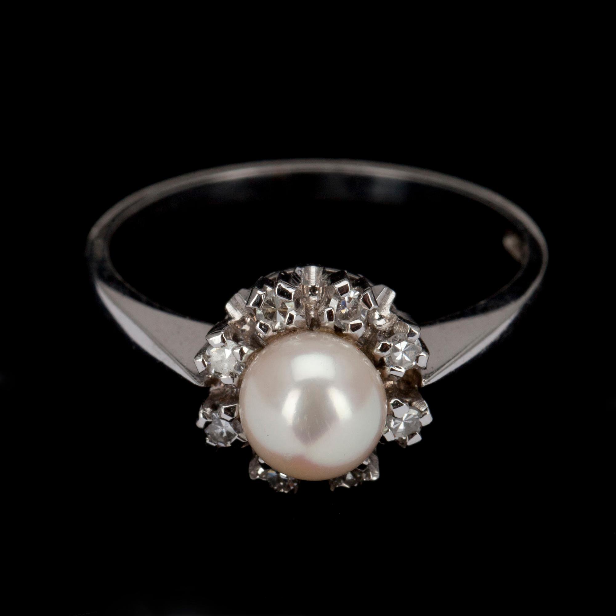 RING ja ÖRHÄNGEN, vitguld 14K, pärlor med briljantslipade diamanter. Vikt tot. 5,6 g.