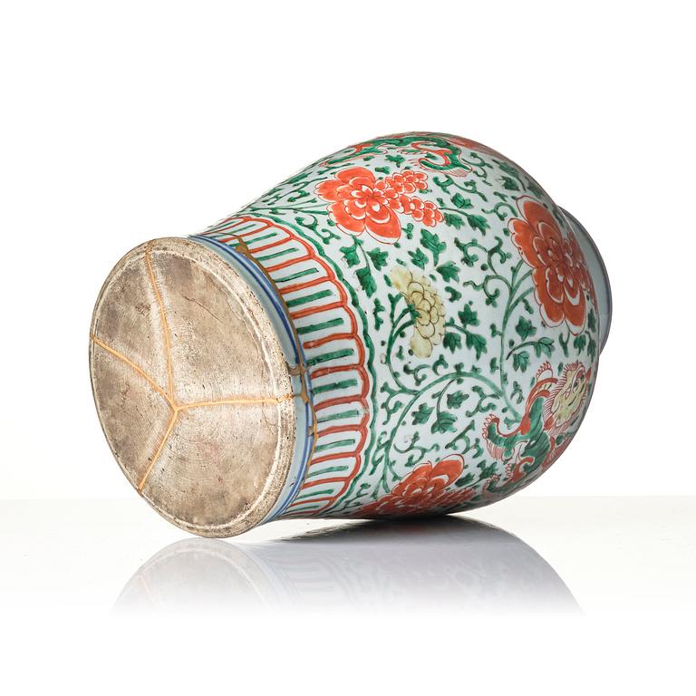 Urna, porslin. Transition, 1600-talets mitt.