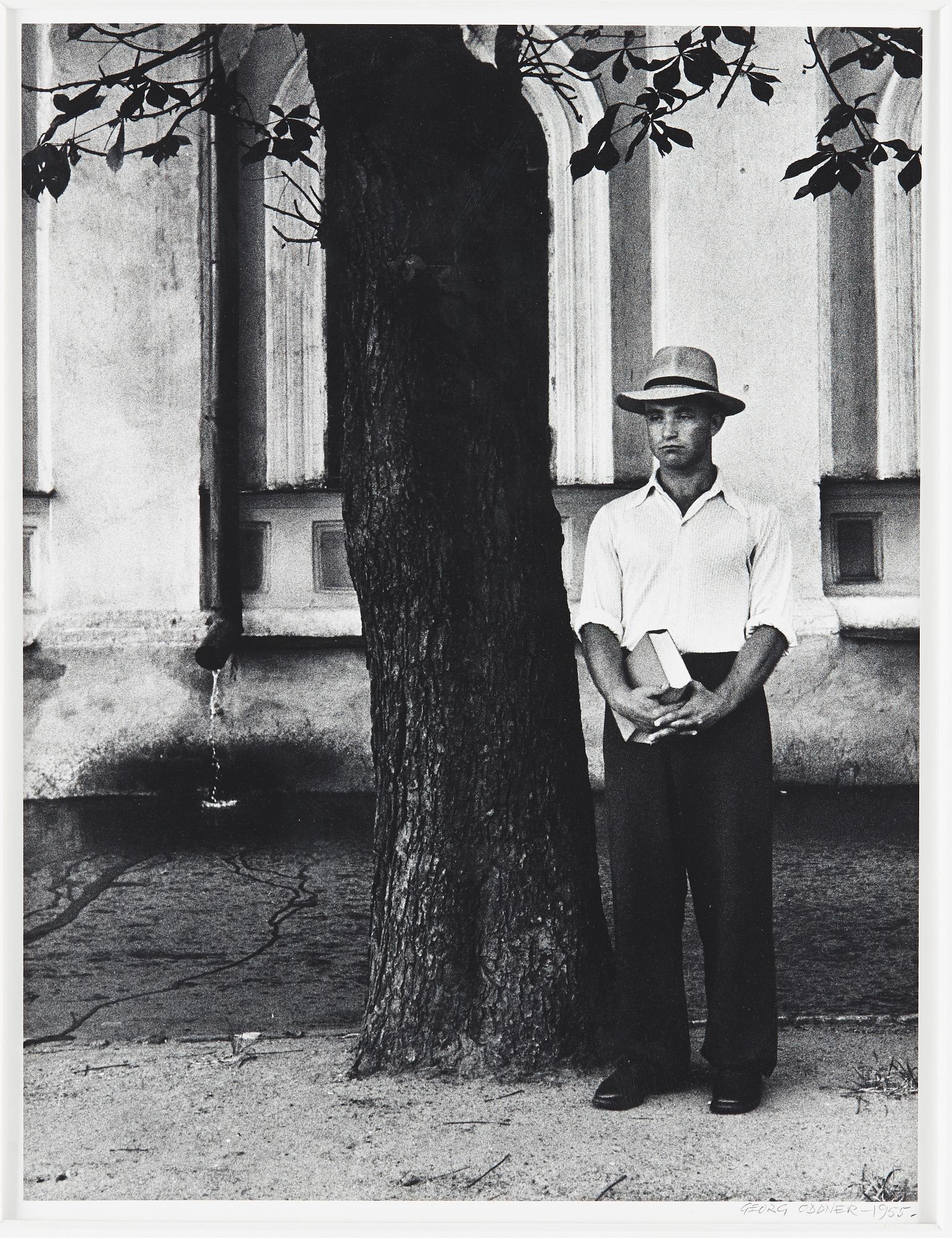 GEORG ODDNER, Gelatin silver print, signed.