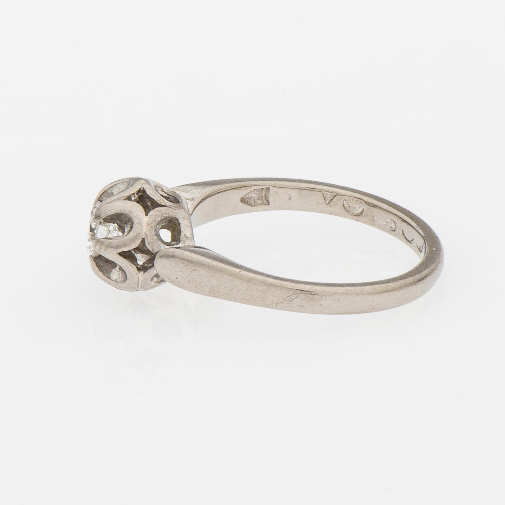 RING, briljantslipad diamant, 18K vitguld. Koruteollisuus Tillander, Helsingfors.