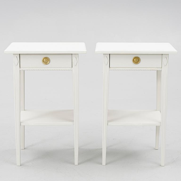 Sängbord, ett par, gustaviansk stil, samtida tillverkning.