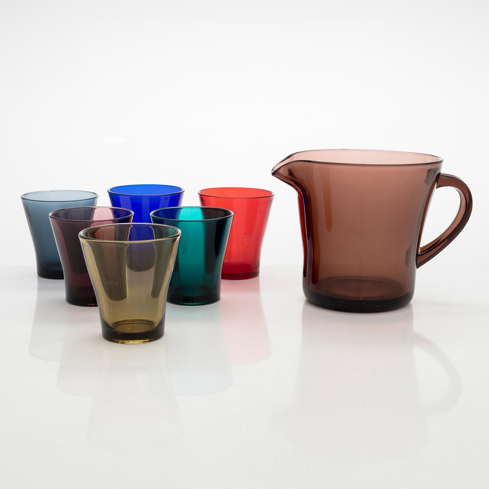 16 drinking glasses and a jug. Riihimäen Lasi, Finland, mid-20th century.
