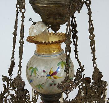 TAKFOTOGENLAMPA, majolika, 1800/1900-tal. H 120.