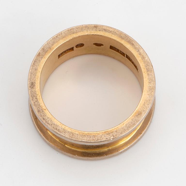 18K gold ring.