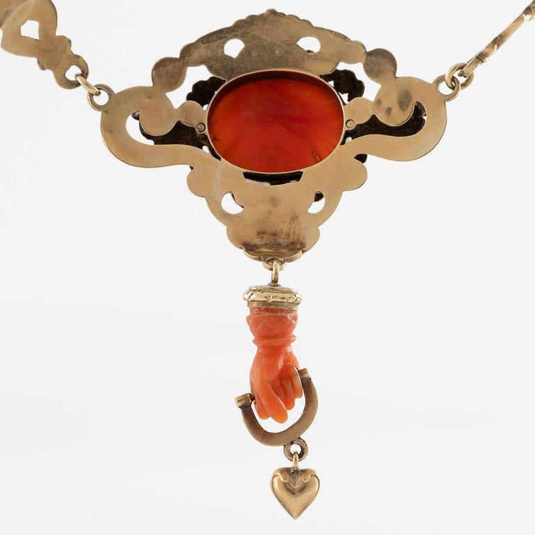 Necklace in 14K gold with carved coral. Probably around the turn of the century 1900.