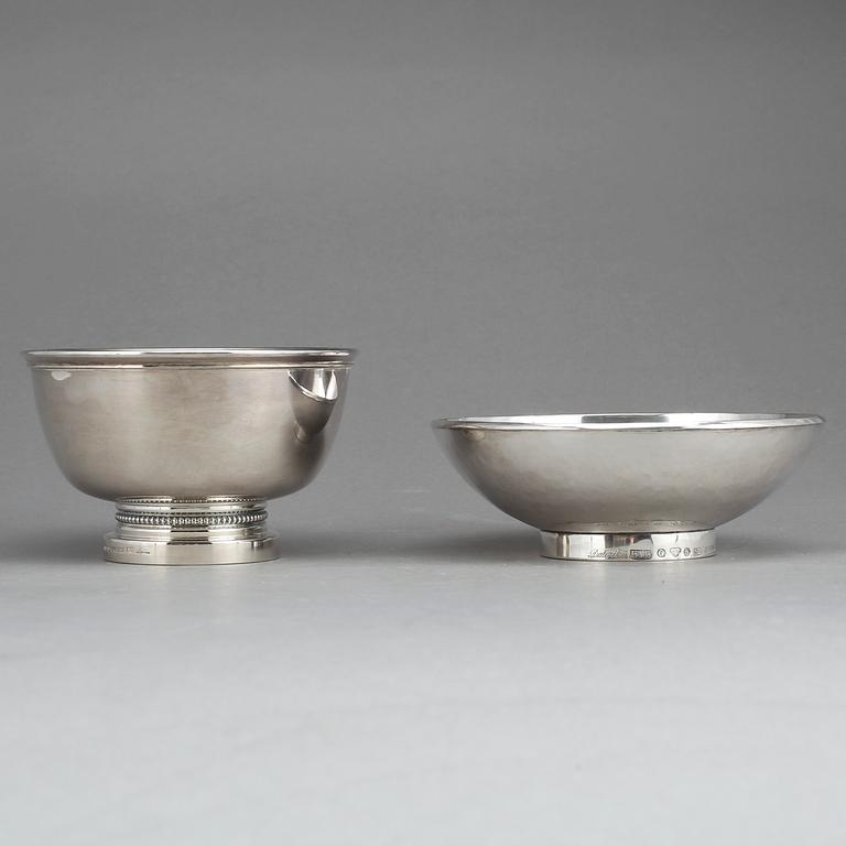 SKÅLAR, 2st, silver respektive sterling, bland annat Eric Löfman, KG Markström, Uppsala, 1985. Vikt ca 565g.