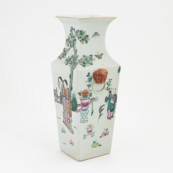 A Chinese famille rose vase, early 20th Century.