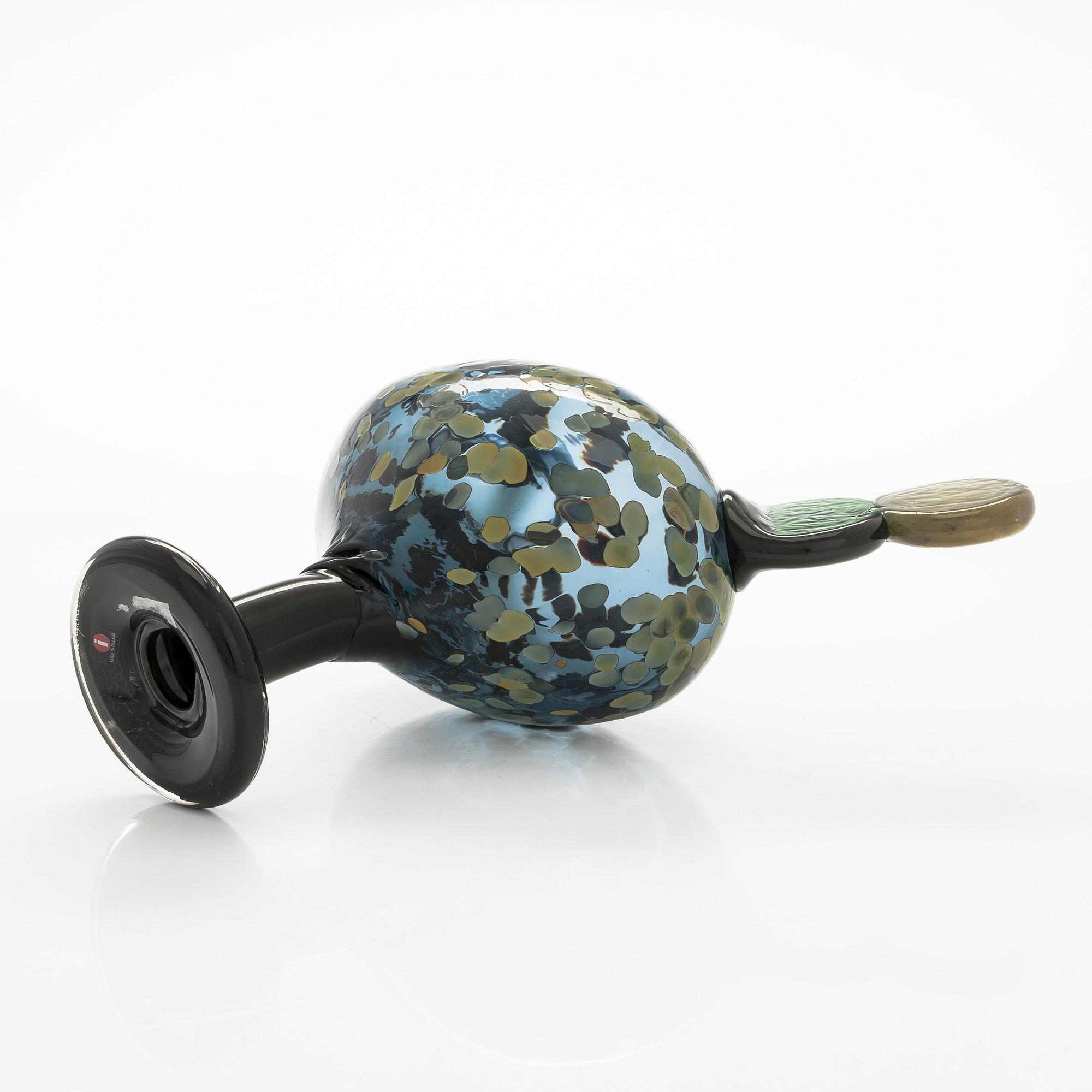 Oiva Toikka, a 'Kiikkuri' glass bird, signed Oiva Toikka Nuutajärvi 1995.