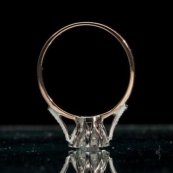 RING, guld 14K, briljantslipade diamanter. Mittstenen 1,01 ct, G/I, tot. 4 sidostenar 0,04 ct, H/SI. Vikt 2,9 g.