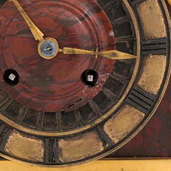 Bordsgarnityr, bestående av bordspendyl och kandelabrar, ett par, Frankrike 1800-talets sista kvartal.