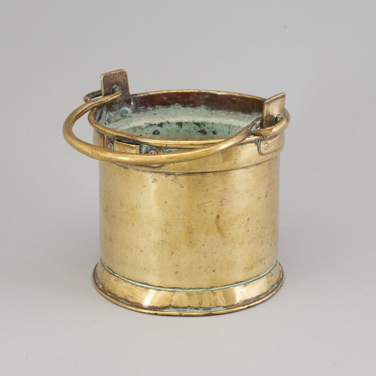 AN 18TH CENTURY BRASS BUCKET.