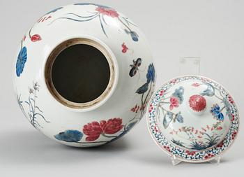 URNA MED LOCK. Porslin, Kina. 1900-tal.