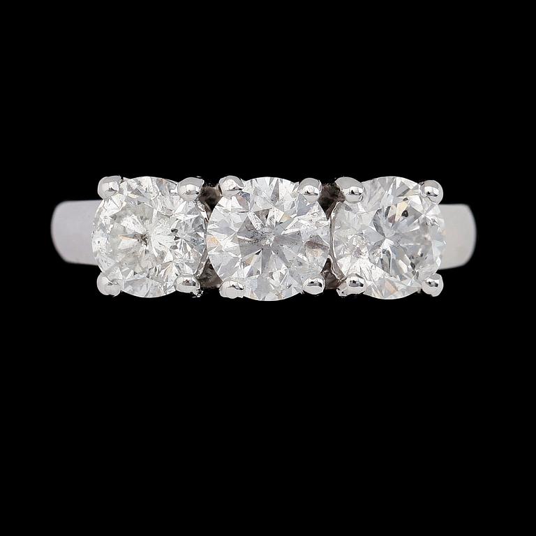 RING, 18K vitguld, tre briljantslipade diamanter tot ca 3.03 ct.