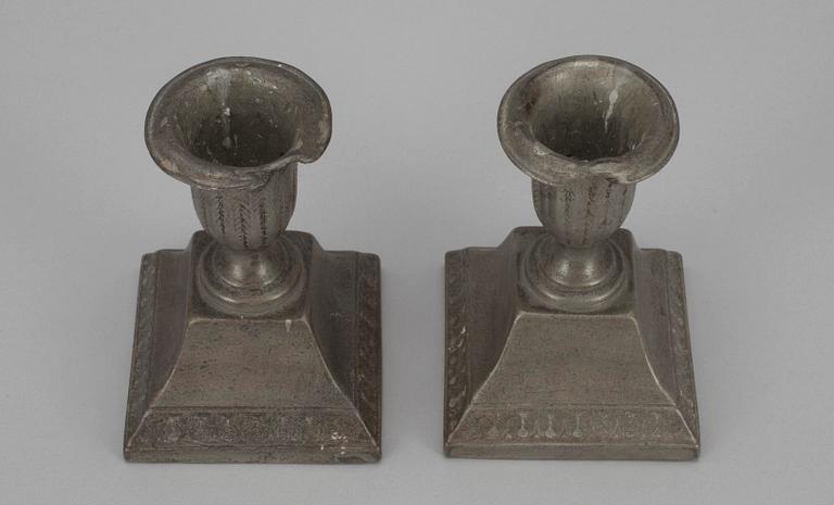 LJUSSTAKAR, ett par, tenn, Nicolaus Justelius, Eksjö 1815.