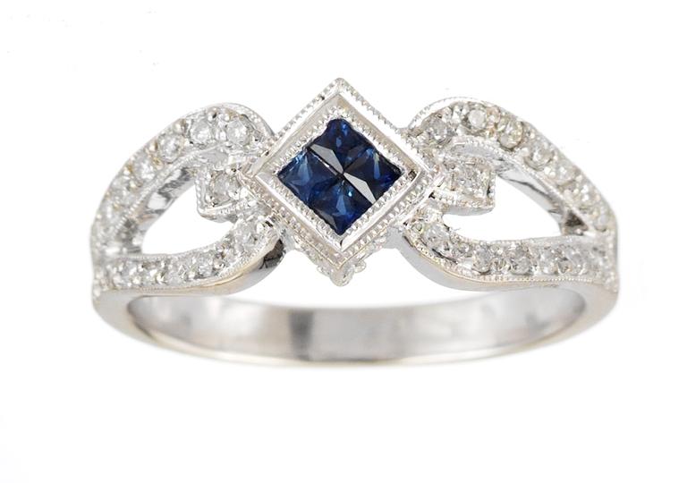 RING, blå safirer och briljantslipade diamanter.