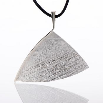 HÄNGSMYCKE, "Night train" sterling silver, lädersnör, Christoph Burger Lapponia 1995. Vikt tot. 43,4 g.