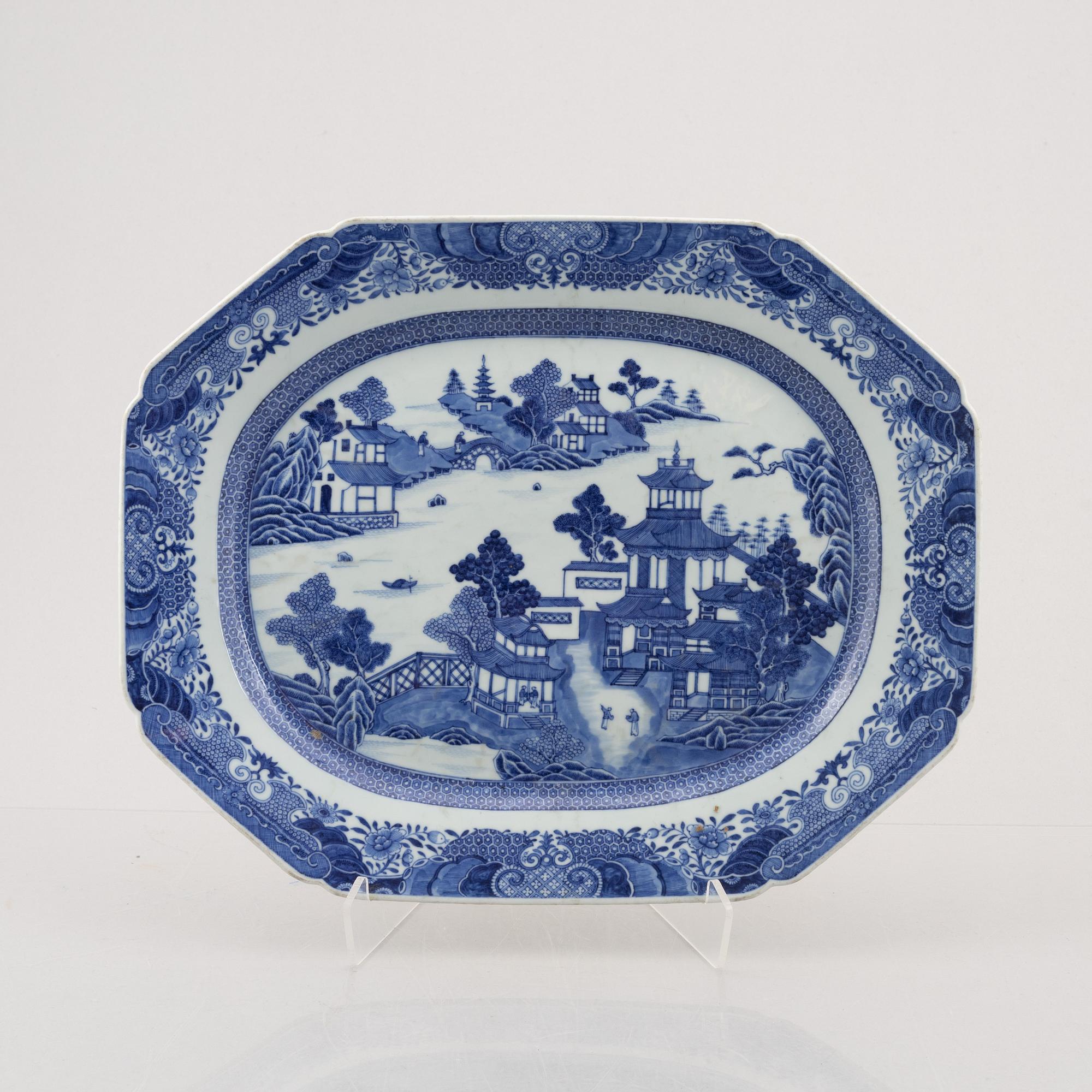 A Chinese export porcelain charger, Qing Dynasty, Qianlong (1736-95).